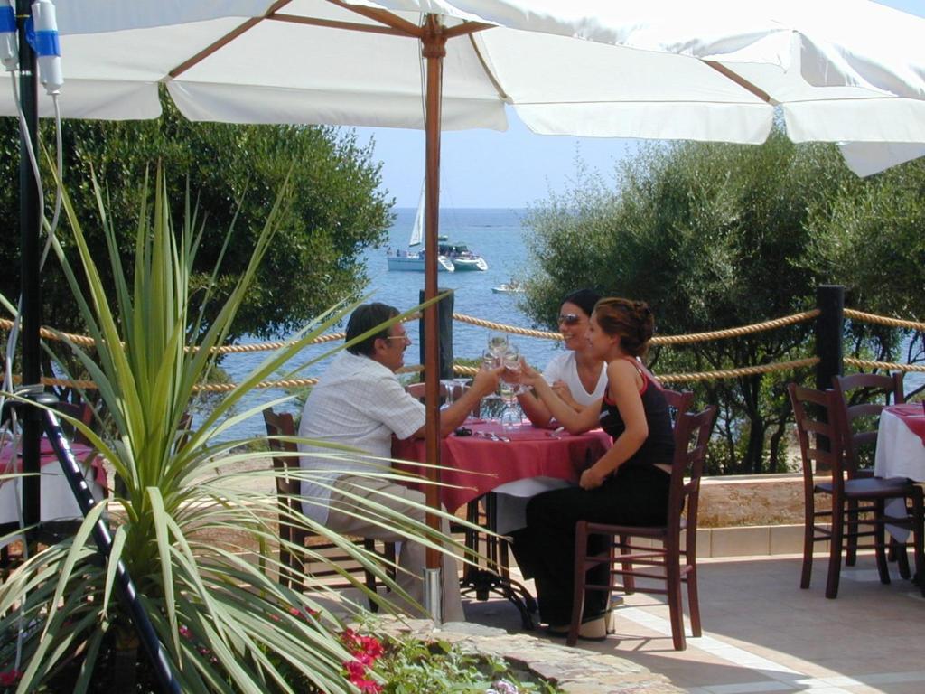 Residence Il Borgo Di Porto Corallo วิลลาปุตซู ภายนอก รูปภาพ